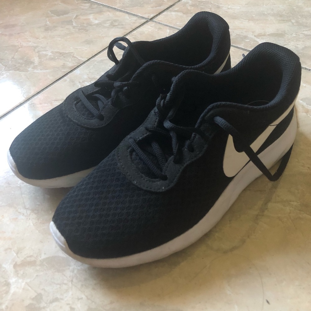 BLACK NIKE TANJUN RUNNING SHOES